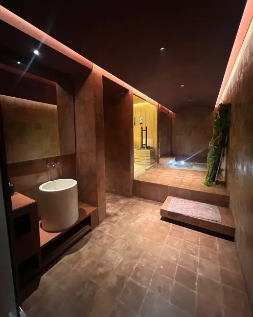 Cold plunge room with a round tub