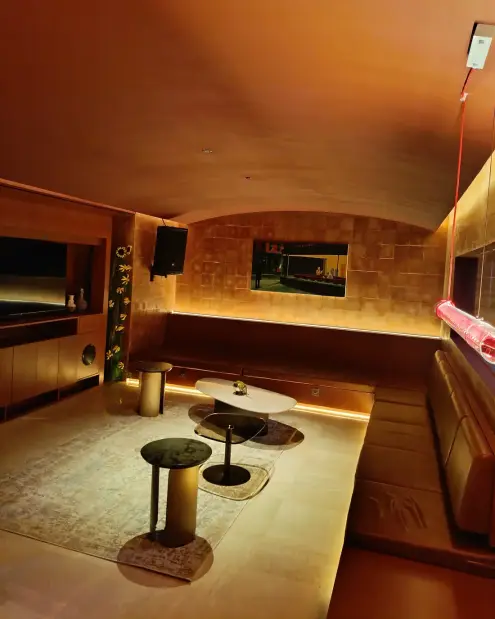 Lounge with an arched ceiling